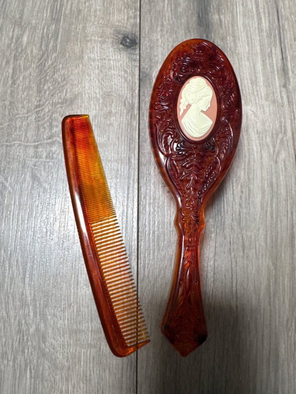 Vintage Avon 70/80's Cameo Hair Brush & Comb Set Ornate Design Resin Material 9-